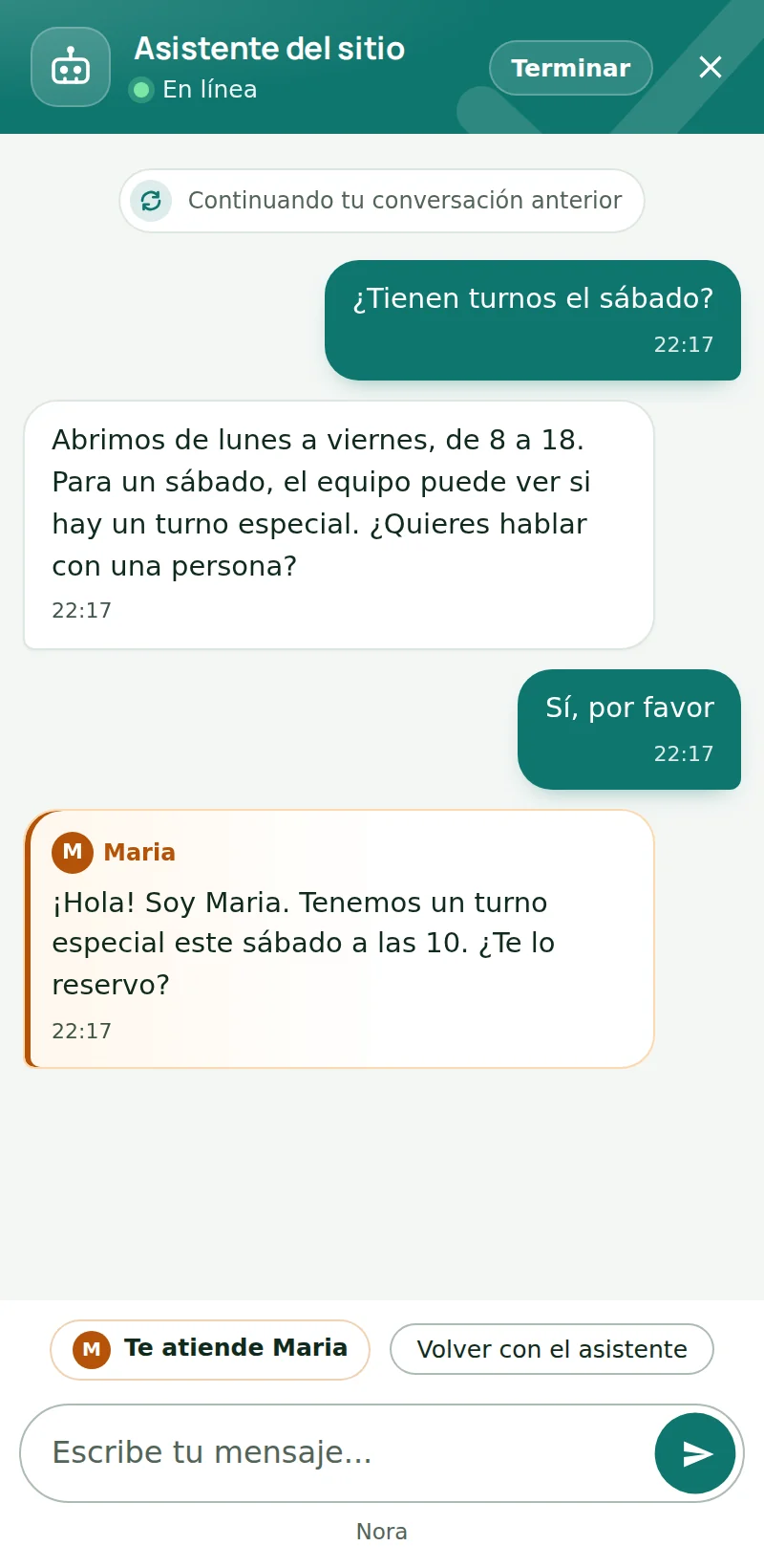 El chat en un celular: el bot responde y una persona sigue cuando el visitante la pide.