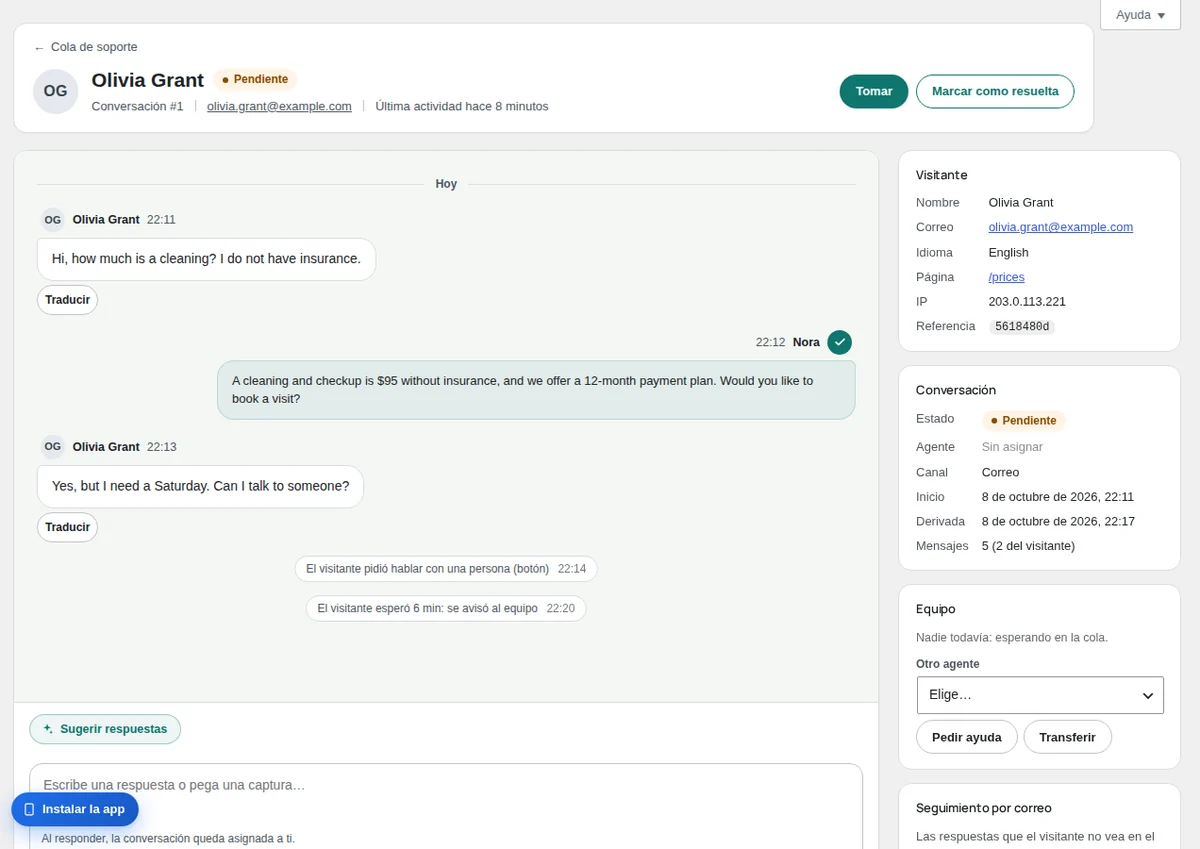 Soporte: un chat que espera a una persona, con los datos del visitante a la derecha.